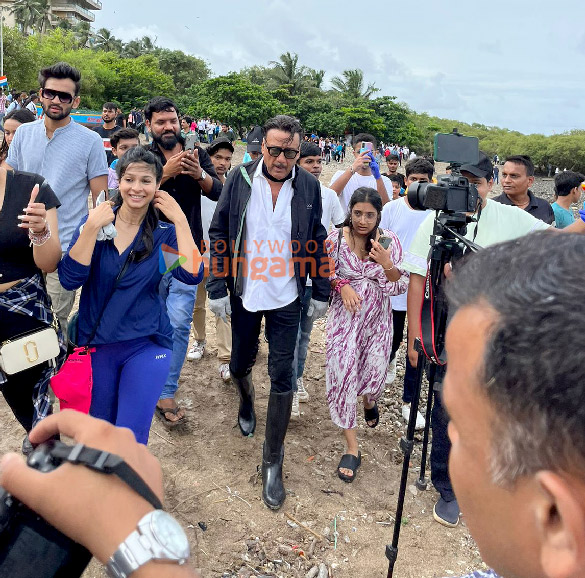 photos jackie shroff joins the initiative of cleaning mumbai beaches 5