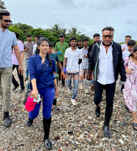 Photos: Jackie Shroff joins the initiative of cleaning Mumbai beaches
