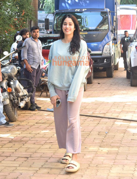 photos janhvi kapoor spotted at shoot location in grant road mumbai 2