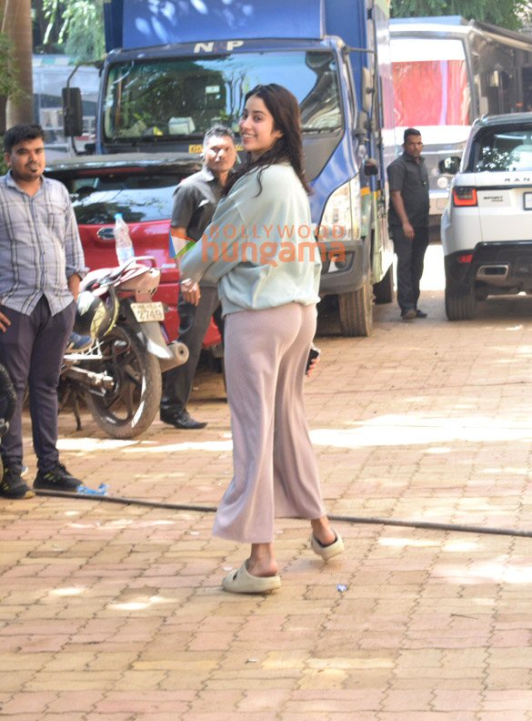 photos janhvi kapoor spotted at shoot location in grant road mumbai 4