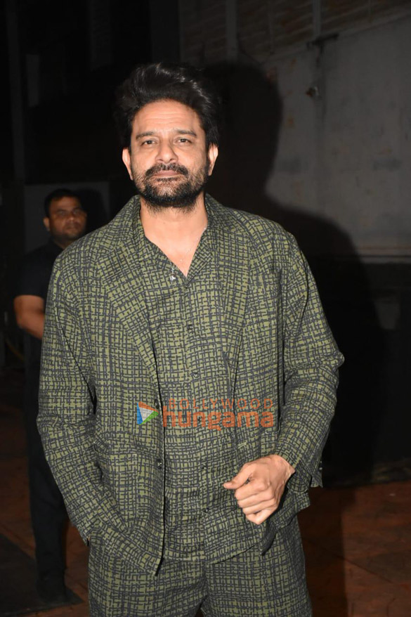 photos kareena kapoor khan vijay varma and jaideep ahlawat snapped at rang mandir in bandra 6