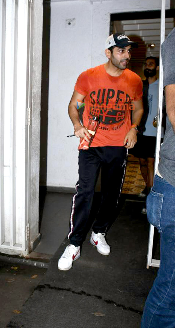 photos kartik aaryan snapped in juhu 1 24