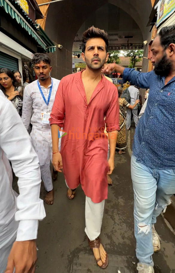 Photos: Kartik Aaryan visits Lalbaugcha Raja to seek Lord Ganesha’s blessings