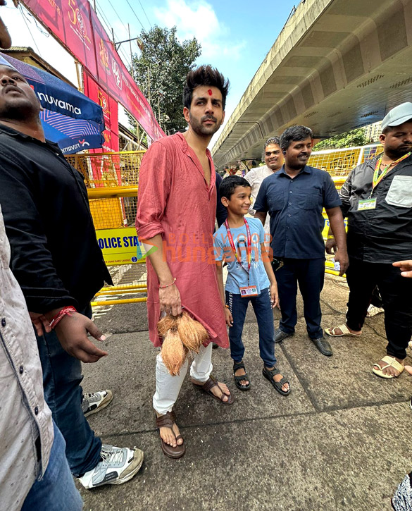 photos kartik aaryan visits lalbaugcha raja to seek lord ganeshas blessings 3
