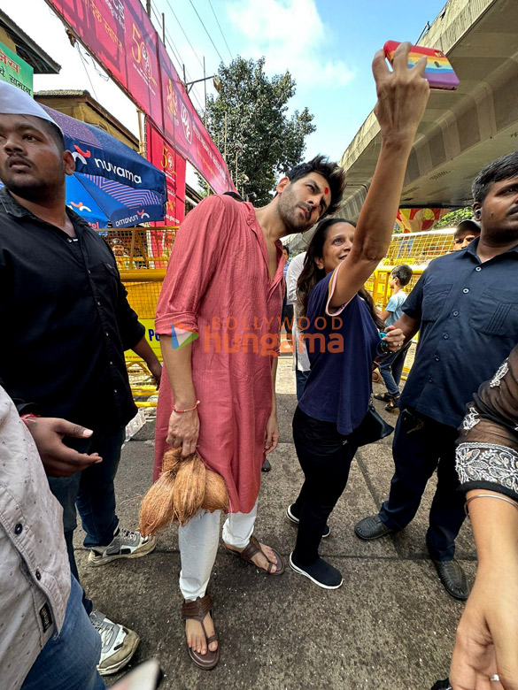 photos kartik aaryan visits lalbaugcha raja to seek lord ganeshas blessings 4