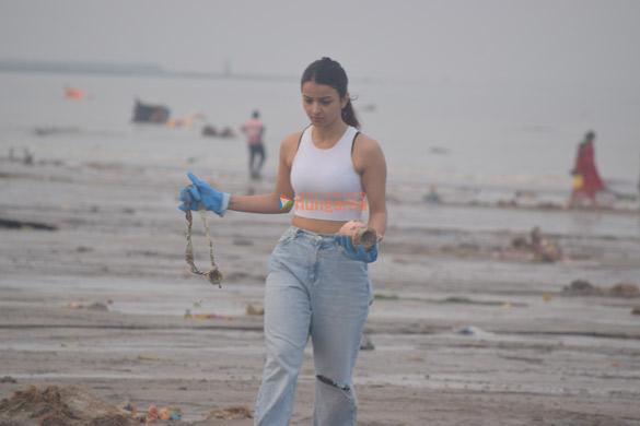 photos mahima makwana starts a beach clean up drive in mumbai post ganpati visarjan 2