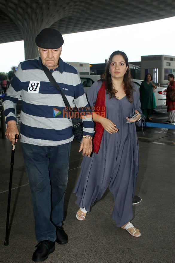photos malaika arora mrunal thakur and others snapped at the airport 4