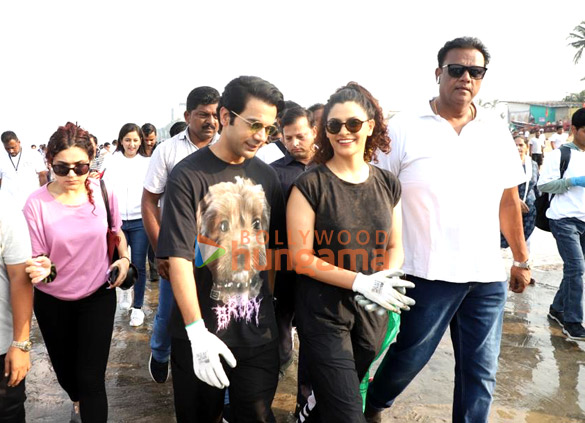 Photos: Rajkummar Rao and Saiyami Kher snapped participating in the Beach Clean-up drive in Juhu
