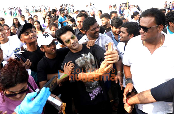 photos rajkummar rao and saiyami kher snapped participating in the beach cleanup drive in juhu 4