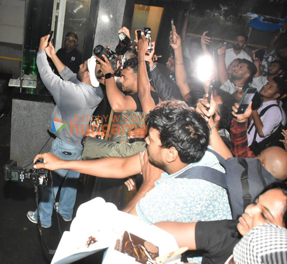 photos ranbir kapoor snapped cutting cake with fans and media outside bandra home 7