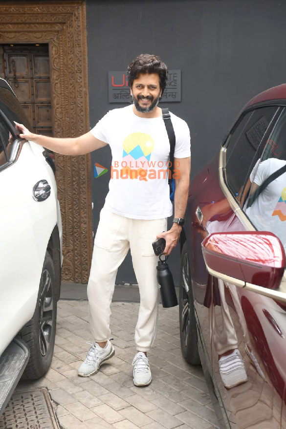 photos riteish deshmukh and genelia dsouza spotted outside the gym 1