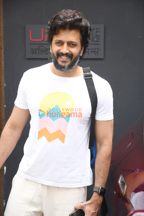 photos riteish deshmukh and genelia dsouza spotted outside the gym 3