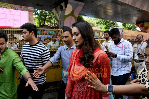 photos sanya malhotra pragya jaiswal and others snapped at lalbaugcha raja 1000 4
