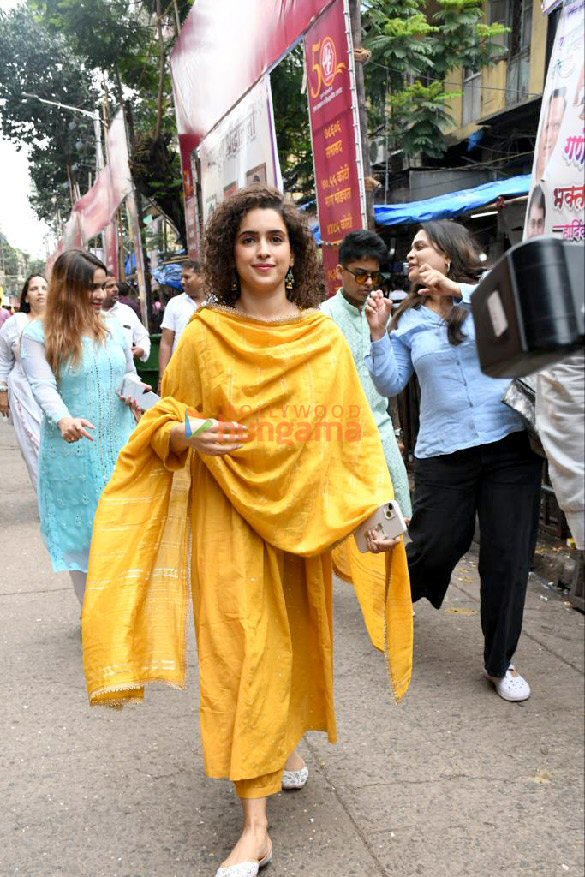 photos sanya malhotra snapped at lalbaugcha raja 1