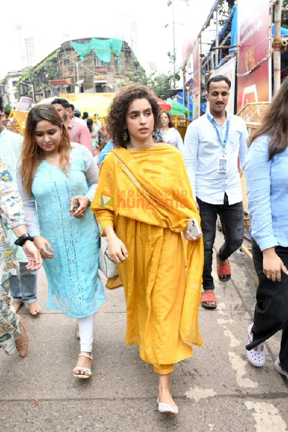 photos sanya malhotra snapped at lalbaugcha raja 3