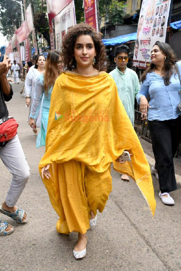 photos sanya malhotra snapped at lalbaugcha raja 5