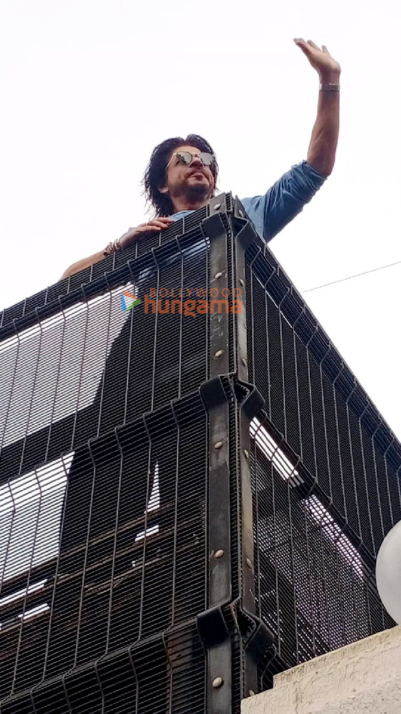 photos shah rukh khan greets fans outside mannat in mumbai 3 3