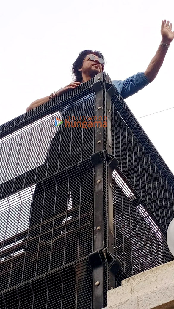 photos shah rukh khan greets fans outside mannat in mumbai 6 3