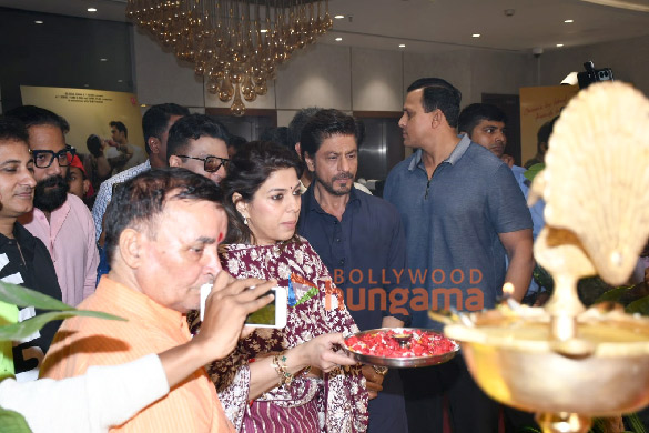 photos shah rukh khan snapped at t series office for ganesh chaturthi celebration 3