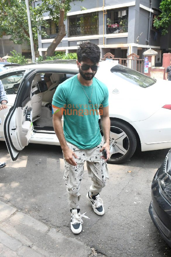Photos: Shahid Kapoor spotted at a cafe Photos: Shahid Kapoor spotted at a cafe