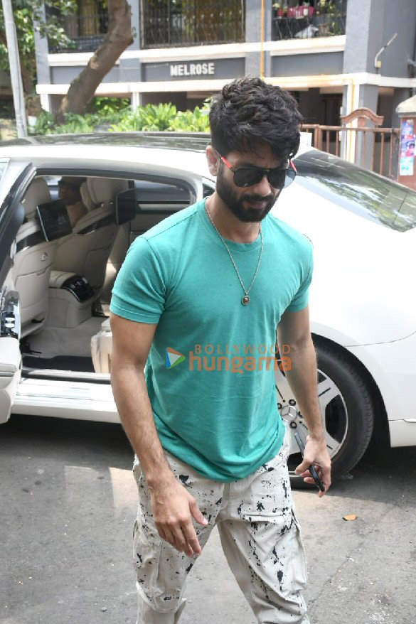 photos shahid kapoor spotted at a cafe 2