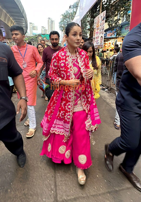 photos shehnaaz gill snapped at lalbaugcha raja 4