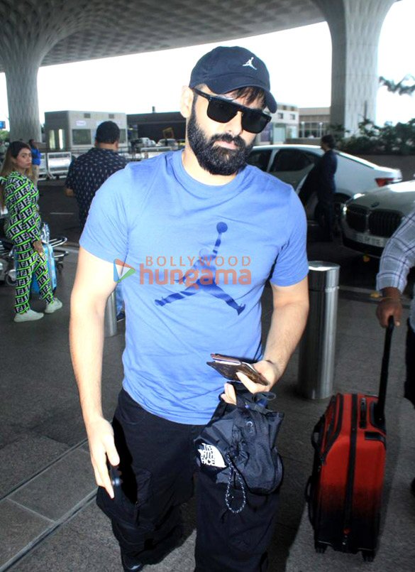 photos sunny leone elli avrram and pragya jaiswal snapped at the airport 10