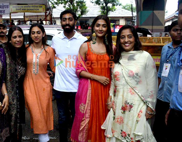 photos sunny leone mahima makwana and others snapped at lalbaugcha raja 11