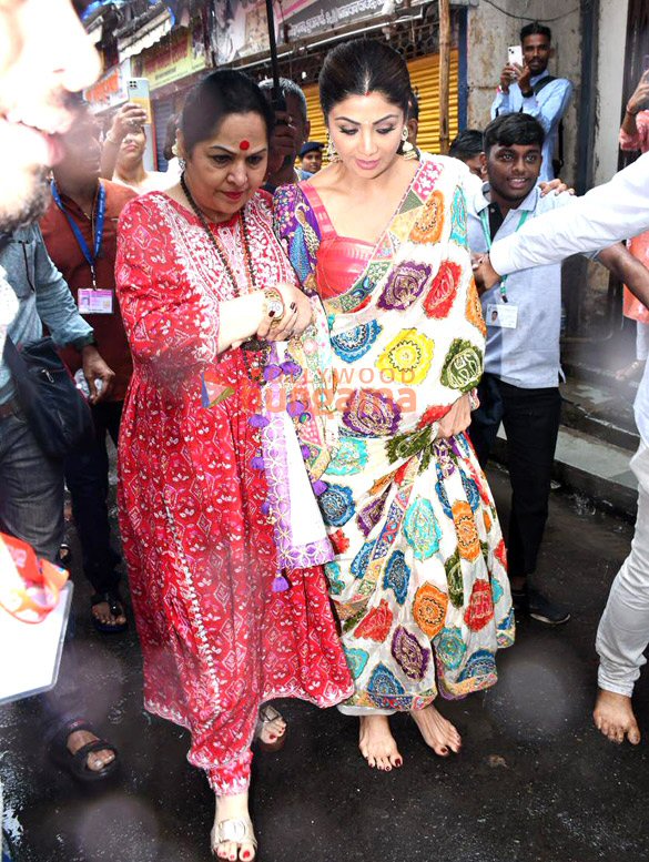 photos sunny leone mahima makwana and others snapped at lalbaugcha raja 12
