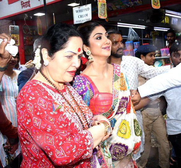 photos sunny leone mahima makwana and others snapped at lalbaugcha raja 13