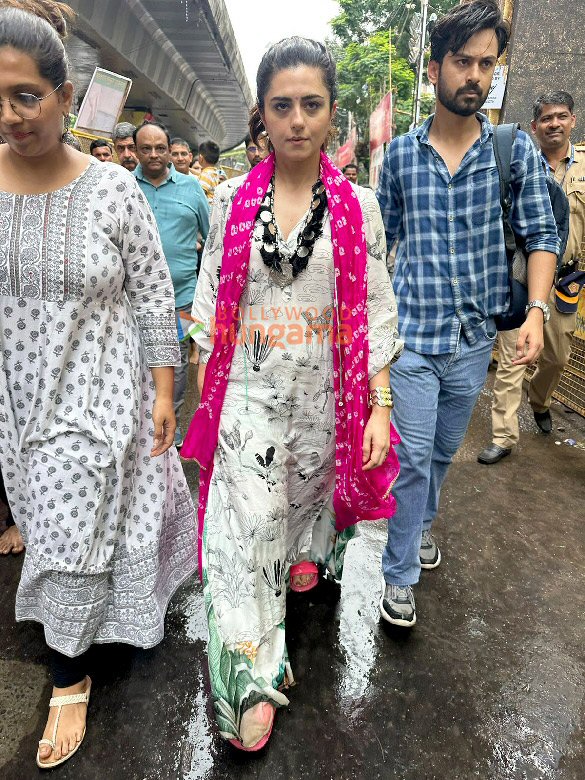 photos sunny leone mahima makwana and others snapped at lalbaugcha raja 4