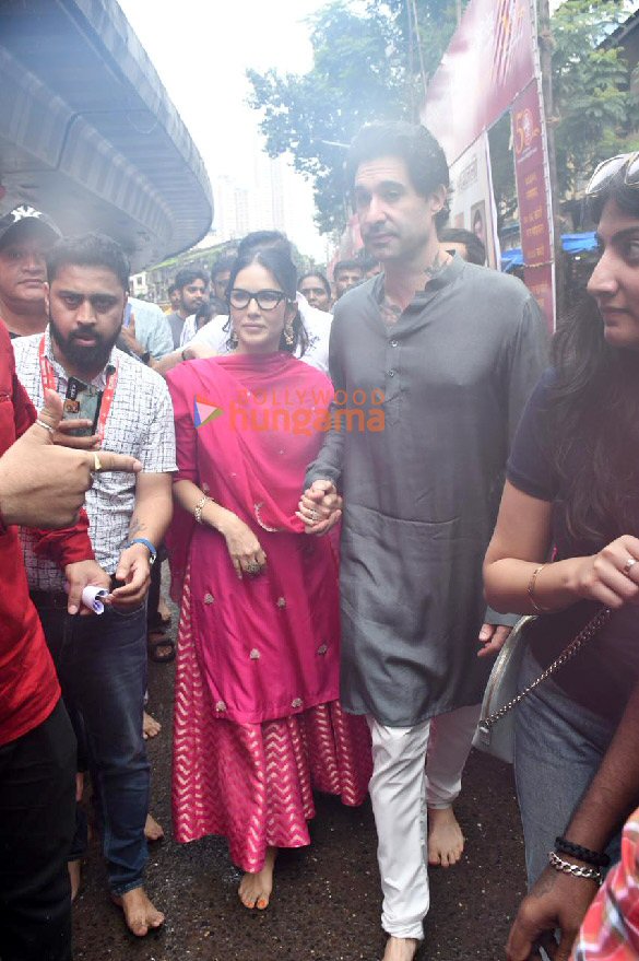 photos sunny leone mahima makwana and others snapped at lalbaugcha raja 5