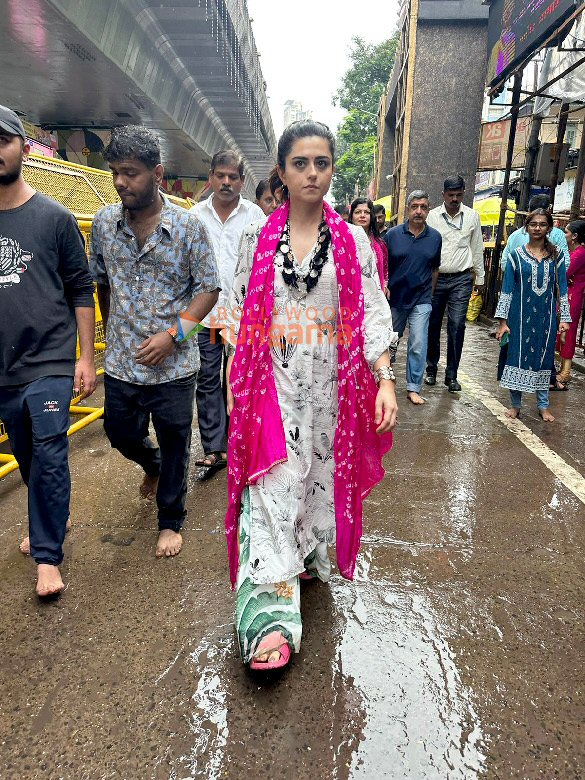 photos sunny leone mahima makwana and others snapped at lalbaugcha raja 8