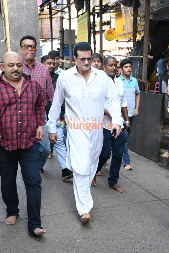 photos tusshar kapoor sherlyn chopra and others snapped at lalbaugcha raja 1100 3