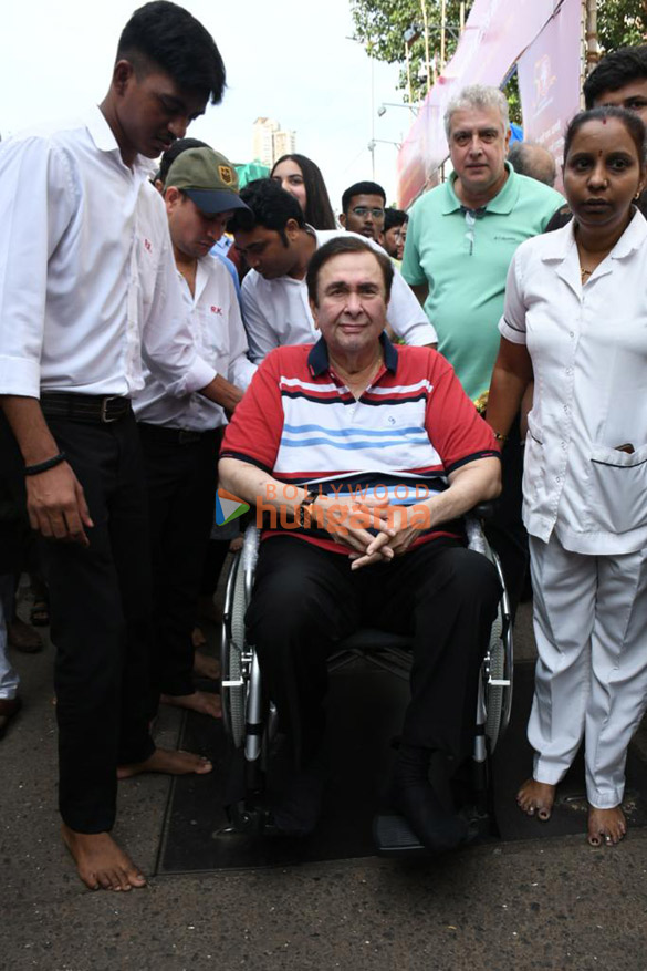 photos tusshar kapoor sherlyn chopra and others snapped at lalbaugcha raja 1100 5