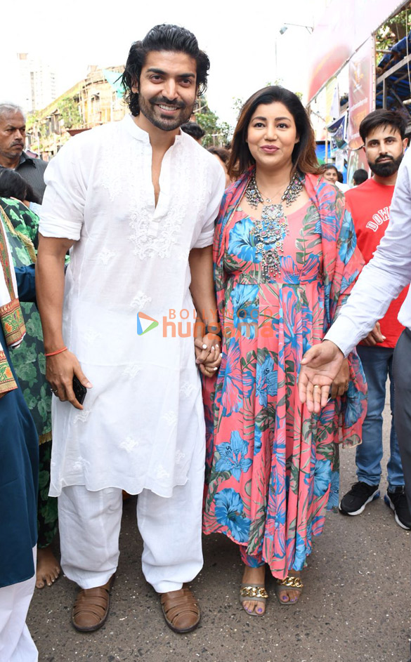 photos tusshar kapoor sherlyn chopra and others snapped at lalbaugcha raja 1100 7