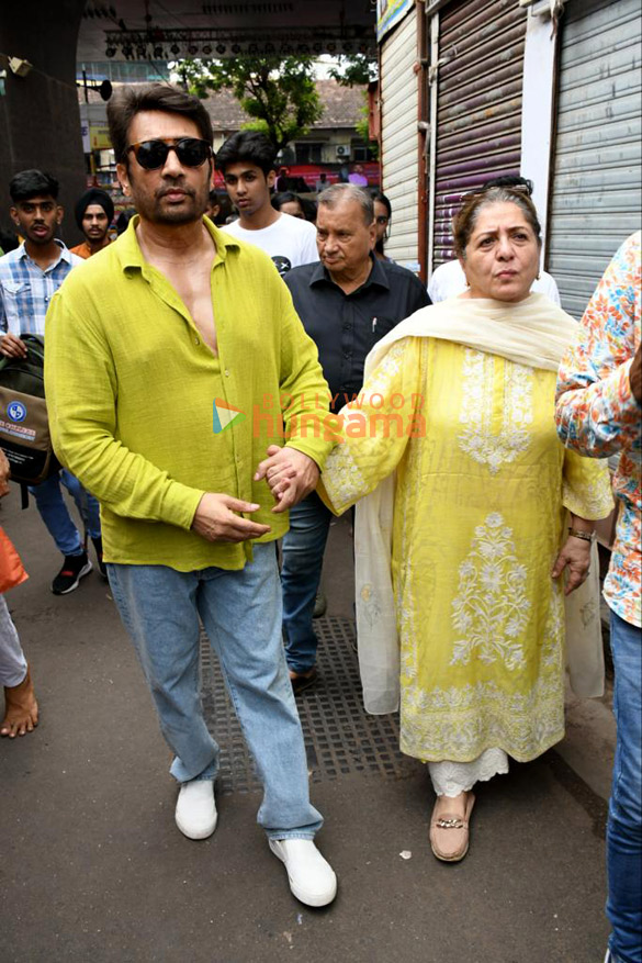 photos tusshar kapoor sherlyn chopra and others snapped at lalbaugcha raja 3