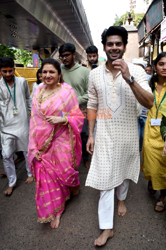 photos tusshar kapoor sherlyn chopra and others snapped at lalbaugcha raja3