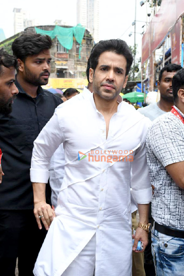 photos tusshar kapoor and sherlyn chopra snapped at lalbaugcha raja 2