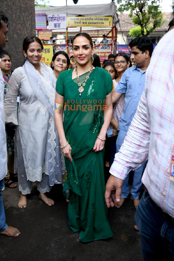 photos varun dhawan divya khosla kumar and others snapped at lalbaugcha raja 7