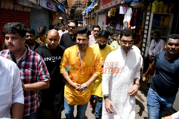 photos varun dhawan divya khosla kumar and others snapped at lalbaugcha raja 8