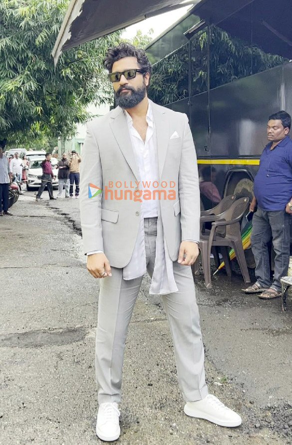 photos vicky kaushal and manushi chhillar snapped in film city 1