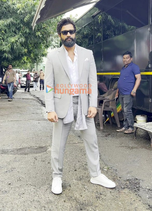 Photos: Vicky Kaushal and Manushi Chillar snapped outside Film City Photos: Vicky Kaushal and Manushi Chillar snapped outside Film City