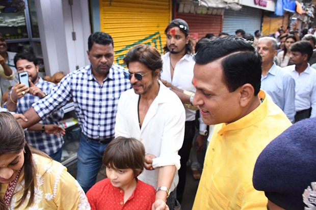 Shah Rukh Khan with son AbRam seek blessings at Mumbai's Lalbaugcha Raja