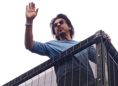 salman khan: Eid special: SRK strikes his signature pose for fans outside  'Mannat'; Salman Khan greets admirers from the balcony of Galaxy apartments  - The Economic Times