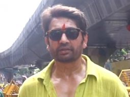 Shekhar Suman gets clicked in a casual shirt as he visits Lalbaug cha Raja