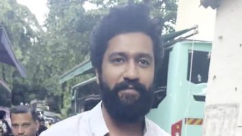 Vicky Kaushal cheers for Indian cricket team as he gets clicked at India’s Got Talent set