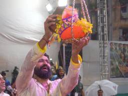 Vicky Kaushal celebrates Dahi Handi with fans ahead of The Great Indian Family release, see pics