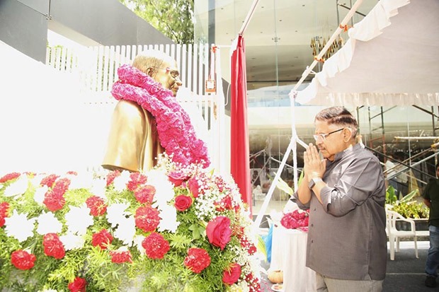 Allu Arjun and his family inaugurate his grandfather Allu Ramalingaiah statue, see photos