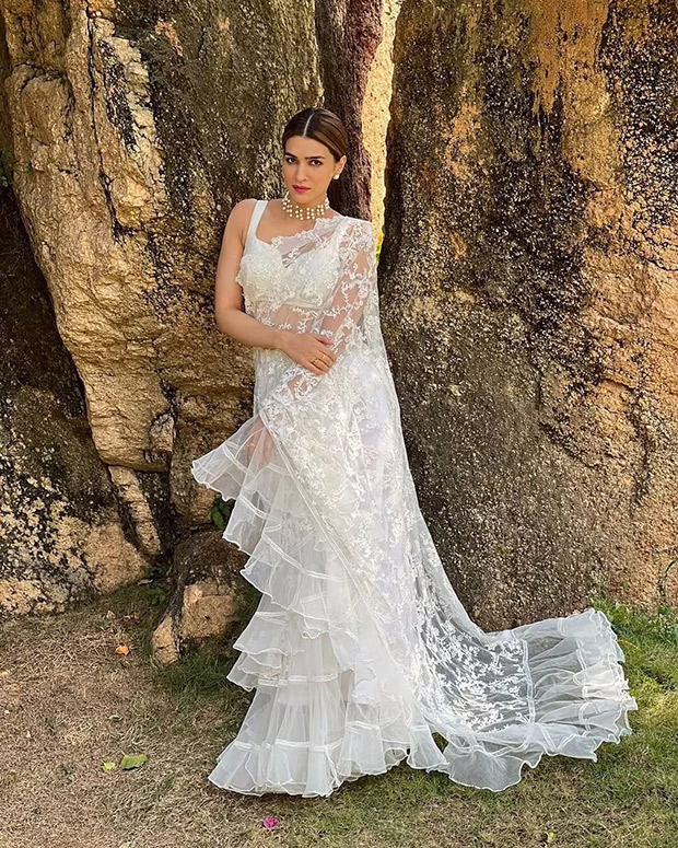 From Pooja Hegde to Palmona Dhillon, 6 Bollywood Divas and their drool worthy pictures in the contemporary Ruffle saree